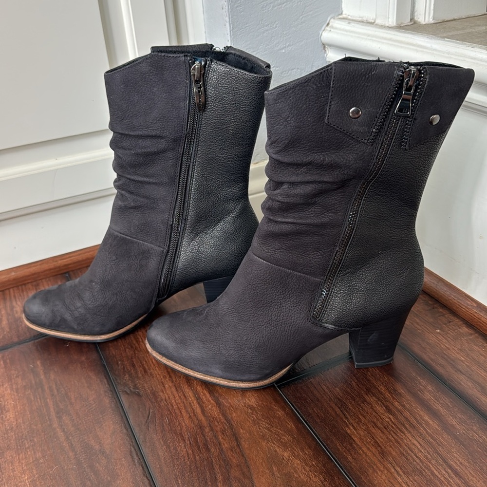 Like NEW Gorgeous Tamaris Mid Calf Black Leather Heeled Boots - Picture 2 of 9